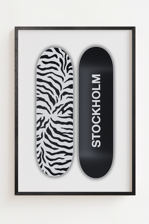 Moderne plakat med to skateboards i sort hvid og zebramønster
