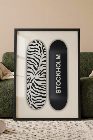 Moderne plakat med to skateboards i sort hvid og zebramønster