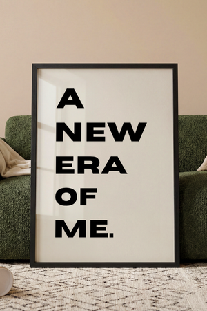 Typografisk plakat med teksten A New Era Of Me i sort hvidt design
