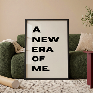 Typografisk plakat med teksten A New Era Of Me i sort hvidt design
