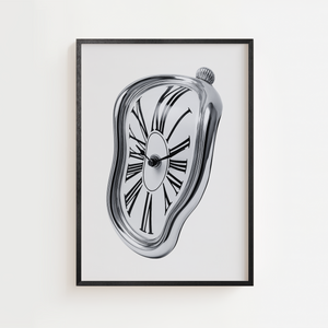 Sort hvid plakat med surrealistisk smeltende ur og romertal
