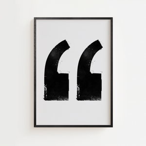 Minimalistisk sort hvid plakat med store grafiske anførselstegn
