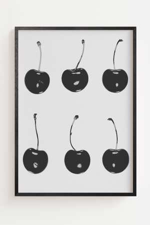 Sort hvid plakat med seks kirsebær arrangeret i et minimalistisk grafisk motiv
