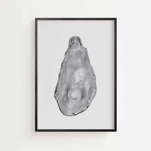 Sort hvid plakat med åben østers og en stor perle i midten
