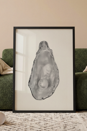 Sort hvid plakat med åben østers og en stor perle i midten
