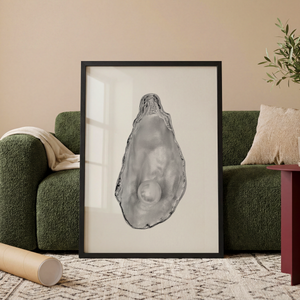 Sort hvid plakat med åben østers og en stor perle i midten
