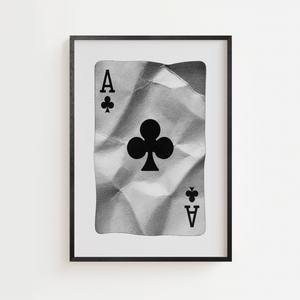 Sort hvid plakat med klør es spillekort i minimalistisk design

