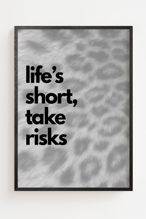 Typografiplakat med teksten "Life's Short, Take Risks" på sort hvidt leopardmønster
