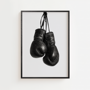Sort hvid plakat med vintage boksehandsker hængende i snore

