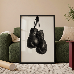 Sort hvid plakat med vintage boksehandsker hængende i snore
