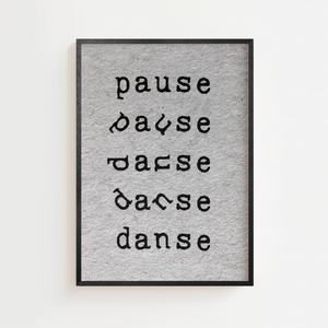 Minimalistisk typografiplakat hvor ordet "pause" gradvist bliver til "danse"
