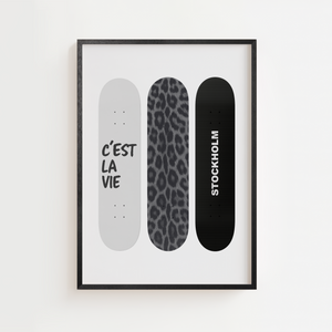 Sort-hvid plakat med tre moderne skateboard decks i minimalistisk design.