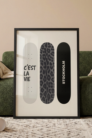 Sort-hvid plakat med tre moderne skateboard decks i minimalistisk design.