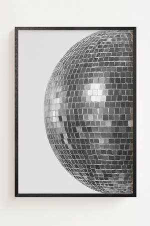 Sort-hvid plakat med nærbillede af en minimalistisk diskokugle.