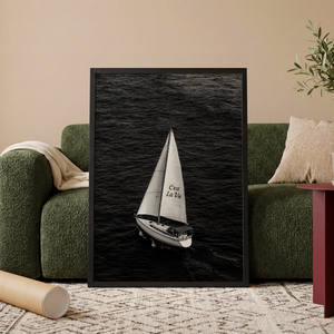 Sort-hvid plakat med sejlbåd på åbent hav og teksten C'est La Vie på sejlet.