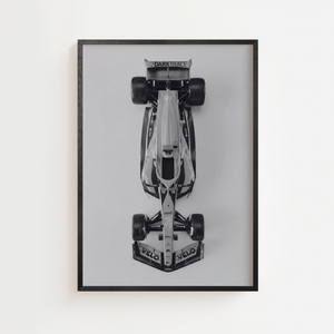 Sort-hvid plakat med Formel 1-racerbil set ovenfra.