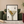 Cocktail plakat med martiniglas, oliven og es i hjerter-design.