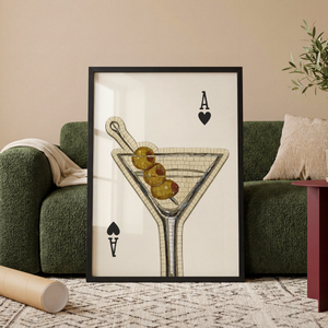 Cocktail plakat med martiniglas, oliven og es i hjerter-design.