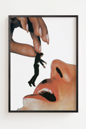 Surrealistisk kunstplakat med kvindeansigt, hånd og miniaturefigur.
