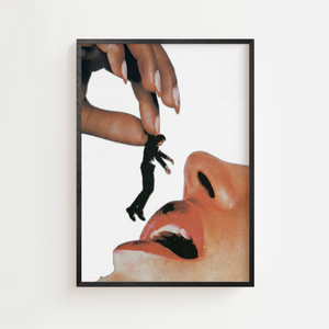 Surrealistisk kunstplakat med kvindeansigt, hånd og miniaturefigur.