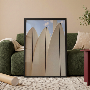 Fotoplakat med tre hvide surfboards mod blå himmel.
