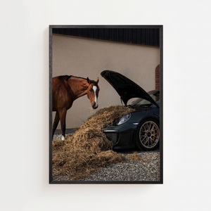 Plakat med hest ved siden af en sportsvogn fyldt med hø.