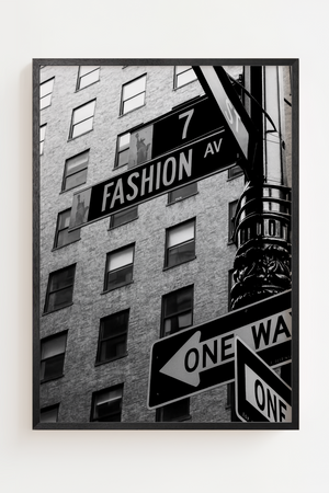 Sort hvid plakat med Fashion Avenue gadeskilt i storbymiljø