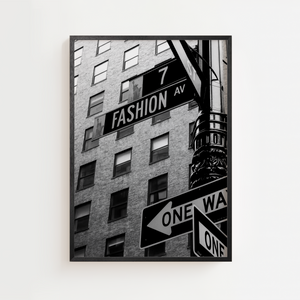 Sort hvid plakat med Fashion Avenue gadeskilt i storbymiljø
