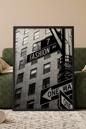 Sort hvid plakat med Fashion Avenue gadeskilt i storbymiljø