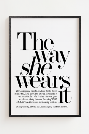 Typografisk sort hvid plakat med teksten The Way She Wears It inspireret af modemagasiner