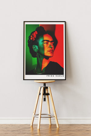 Frida Kahlo plakat med rød og grøn farvekontrast i dramatisk portræt

