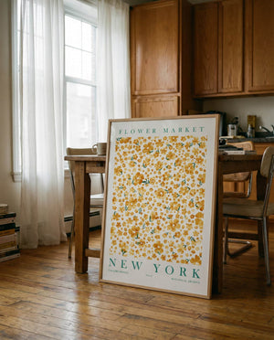 Køkken indrettet med grafiske plakater og moderne vægkunst fra Ellens Postershop