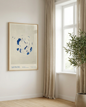 Bring ro, balance og kunstnerisk dybde ind i dit hjem med Abstract Monde Plakat.
Motivet er skabt med organiske, abstrakte former, der spiller sammen i et moderne og harmonisk udtryk.