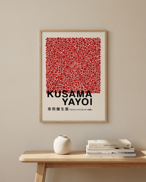 Red Dots – Yayoi Kusama Plakat er et kraftfuldt og genkendeligt værk fra én af verdens mest ikoniske samtidskunstnere. 
