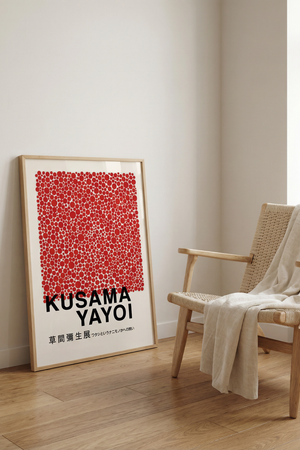 Red Dots – Yayoi Kusama Plakat er et kraftfuldt og genkendeligt værk fra én af verdens mest ikoniske samtidskunstnere.