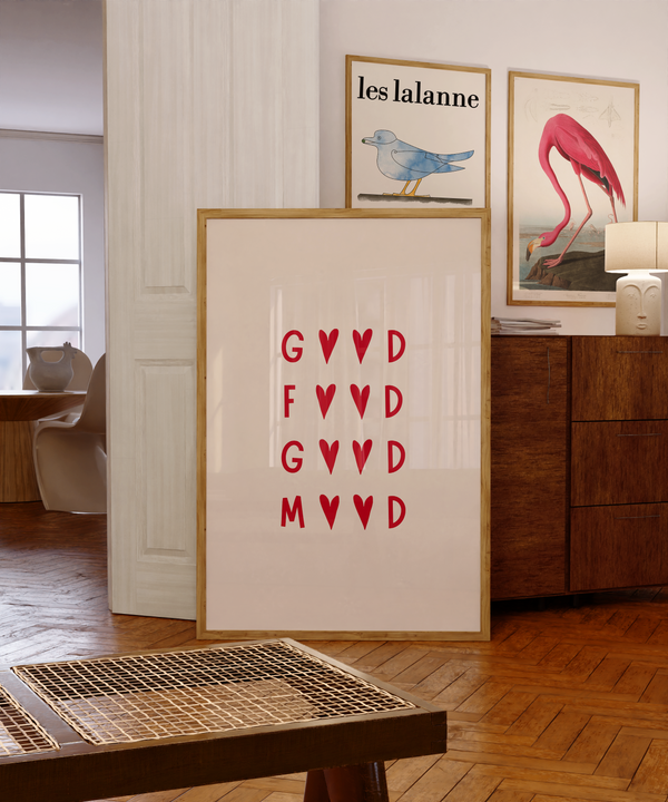 Minimalistisk plakat med teksten “Good Food Good Mood” i røde bogstaver med hjerter – sjov køkkenplakat.

