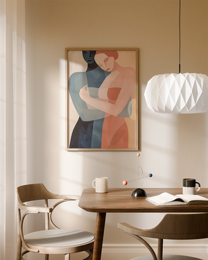 Illustrationsplakat med to stiliserede personer i en tæt omfavnelse, udført i bløde blå og rosa nuancer med et moderne kunstnerisk udtryk.