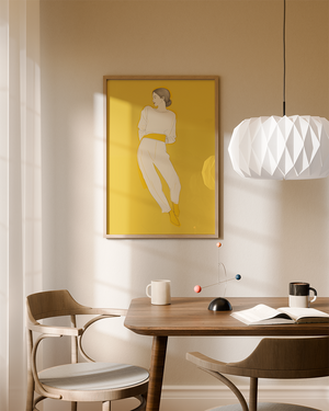 Illustrationsplakat med en stiliseret kvindefigur i lyse nuancer på en kraftig solgul baggrund med et minimalistisk og moderne udtryk.