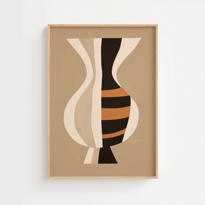 Illustrationsplakat med en abstrakt vase i creme, sort og terrakottafarvede former på en varm beige baggrund.