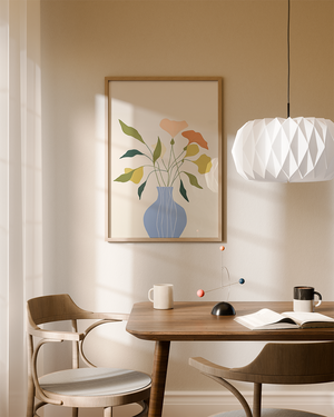 Illustrationsplakat med stiliserede blomster i bløde grønne, gule og ferskenfarvede nuancer arrangeret i en lyseblå vase.