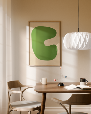 Minimalistisk illustrationsplakat med en stor organisk grøn form på lys beige baggrund i et moderne grafisk design.
