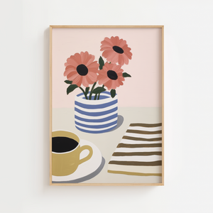 Illustrationsplakat med lyserøde blomster i en blåstribet vase ved siden af en kaffekop og stribet dug.