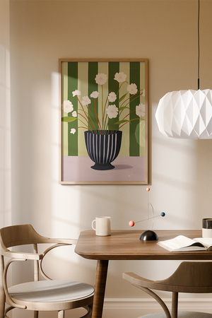 Illustrationsplakat med hvide blomster i sortriflet vase mod grøn stribede baggrund