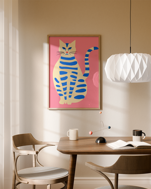 Farverig illustrationsplakat med en cremefarvet kat med blå striber på lyserød baggrund.
