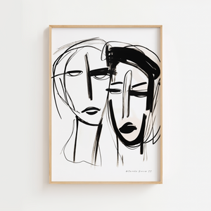 Sort-hvid illustrationsplakat med to abstrakte ansigter tegnet med ekspressive penselstrøg og organiske linjer.