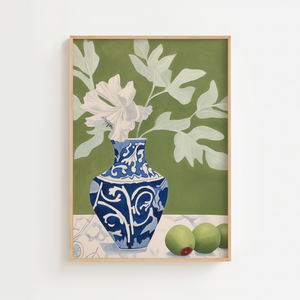 Illustrationsplakat med hvid blomst i dekorativ blå porcelænsvase på grøn baggrund med botaniske blade.