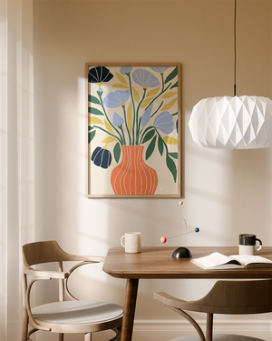 Illustrationsplakat med stiliserede blå blomster og grønne blade i en koralfarvet vase på lys baggrund.