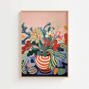 Illustrationsplakat med farverige blomster og frodige planter i en stribet vase på lyserød baggrund.