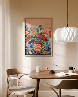 Illustrationsplakat med farverige blomster og frodige planter i en stribet vase på lyserød baggrund.