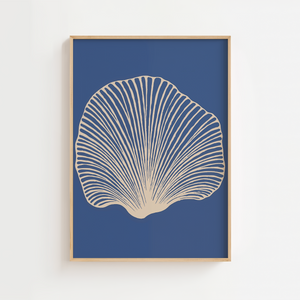 Illustrationsplakat med stiliseret muslingeskal i beige på dyb blå baggrund.